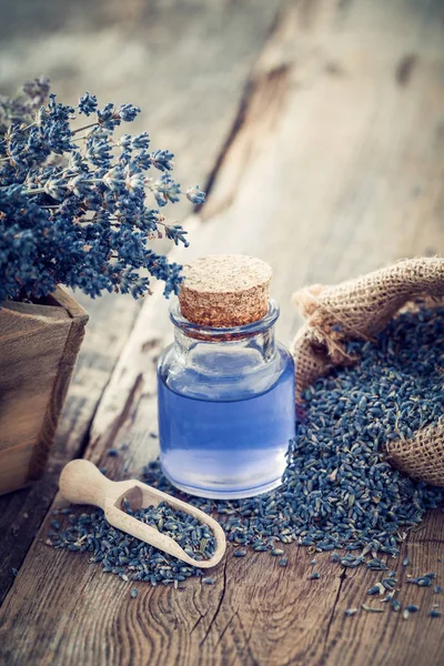 Óleo essencial de lavanda ou infusão, saco hessiano de flores secas de lavanda seca . — Fotografia de Stock