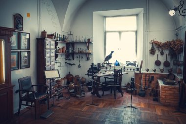 Grodno, Belarus - 5 Nisan 2017: Eczacı masası, dolap, uyuşturucu ve eczane Grodno Müzesi şehrin vintage ekipman rafları. Grodno, Belarus.
