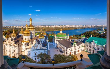 Kiev Pechersk Lavra, Ortodoks Manastırı ve Dnepr nehir panoramik manzaralı. Kiev, Ukrayna.