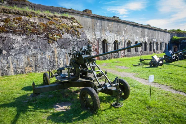 Brest, Bielorrússia - 12 de maio de 2015: O Quinto Forte de Brest Fortaleza na Bielorrússia. Foi construído em 1878. Armas velhas em primeiro plano. Brest, Bielorrússia . — Fotografia de Stock