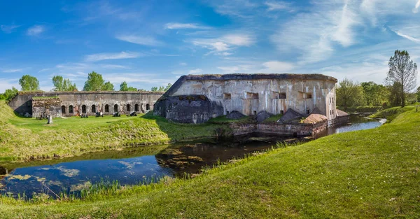 Brest, Belarus - il 12 maggio 2015: Il Quinto Forte di Fortezza di Brest e fossato dell'acqua. Fu costruito nel 1878. Brest, Bielorussia . — Foto Stock