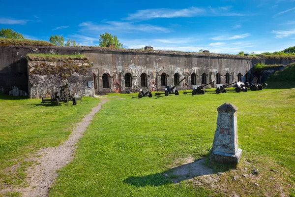 Brest, Belarus - il 12 maggio 2015: Il Quinto Forte di Fortezza di Brest in Belarus. Fu costruito nel 1878. Vecchi cannoni vicino all'edificio. Brest, Bielorussia . — Foto Stock