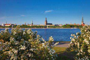 Bahar bakış Old Town Riga ve Daugava Nehri. Riga, Letonya.