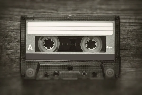 Ретро-стилізоване фото старовинної аудіокасети з ефектом розмивання і шуму . — стокове фото