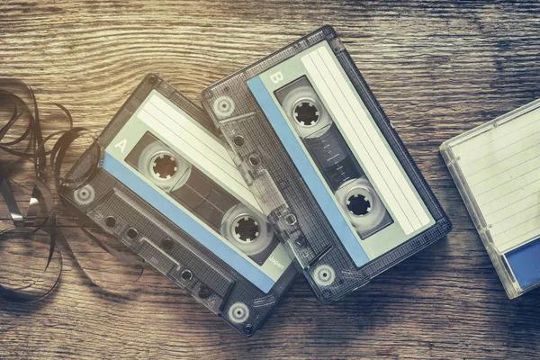 Deux cassettes audio vintage sur fond bois . — Photo