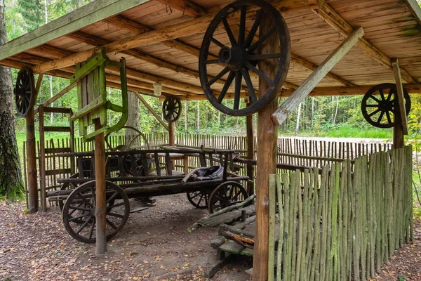 Stankovo village, Bělorusko - 08 října 2017 - domácnost vychází z území vojenského historického komplexu Partizanen tábora v Stankovo vesnici, vozík, Barnminsk oblast, Bělorusko. — Stock fotografie