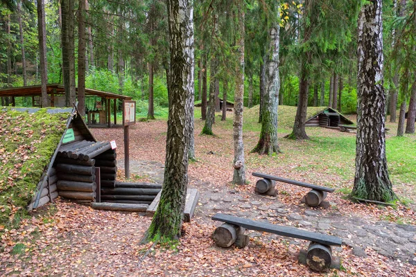 Pueblo de Stankovo, Bielorrusia - 08 de octubre de 2017 - Un campamento forestal en el territorio del complejo histórico militar Partizanen en la aldea de Stankovo, región de Minsk, Bielorrusia . — Foto de Stock