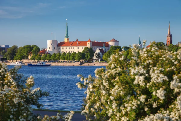 Старе місто Риги та Даугави, Рига, Латвія. Зосередитися на Олімпійські — стокове фото