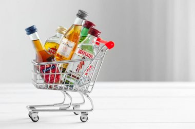 Minsk, Beyaz Rusya - 16 Ocak 2018: mini alışveriş sepeti küçük alkol şişe - Jameson viski, konyak Camus ve Martell, Havana club ROM, Beefeater cin tam. Minsk, Beyaz Rusya.