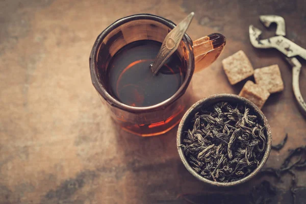 Vintage bögre zöld vagy gyógynövény tea, rusztikus fém pohár száraz tea levelek, a kockacukrot és a cukor fogó. Felülnézet. Hely, a szöveg másolása. — Stock Fotó