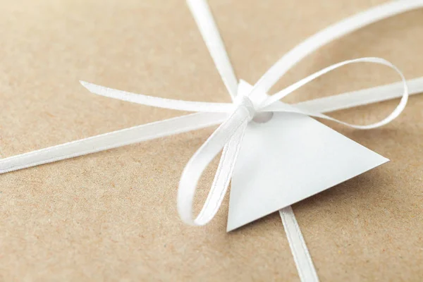 Close-up de fita e etiqueta de envelope de papel artesanal . — Fotografia de Stock