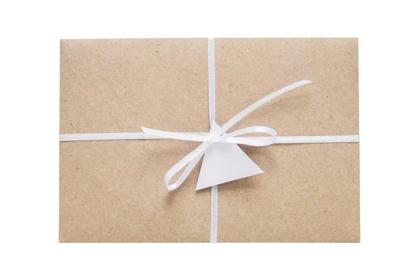 Envelope de papel artesanal decorado com fita e etiqueta. Isolado em branco . — Fotografia de Stock