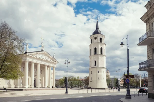 Domplatz im Frühling, Vilnius, Litauen. — Stockfoto