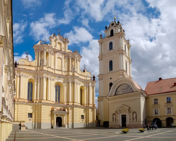 Chiesa di San Giovanni e campanile all'interno dell'ensemble dell'Università di Vilnius, Vilnius, Lituania . — Foto Stock