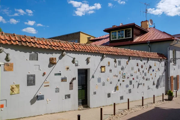 Literatu Street. The walls of the street are decorated with dedications to writers, poets, translators, literary groups and publications. Vilnius, Lithuania. — Stock Photo, Image