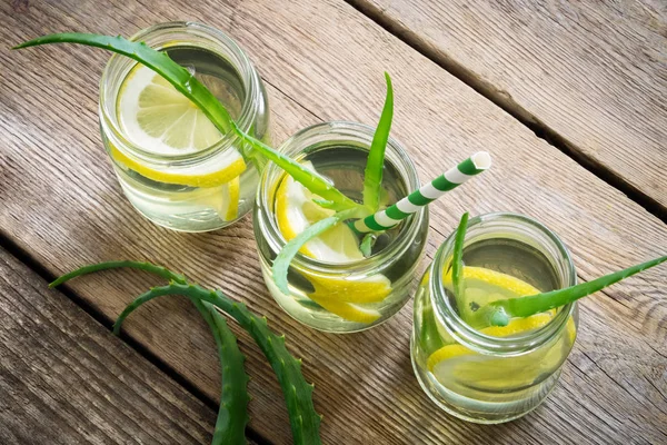 Aloe vera limon dilimleri ile içer. Üstten Görünüm. — Stok fotoğraf