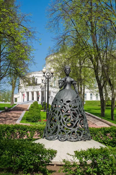 Minsk, Bielorussia - 1 maggio 2018: Scultura della Musa dell'opera vicino al Teatro Nazionale dell'Opera e del Balletto in primavera, Minsk, Bielorussia . — Foto Stock