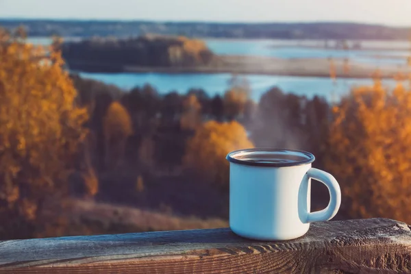 Zománcozott csésze kávé vagy tea őszi tájon a szabadban. — Stock Fotó