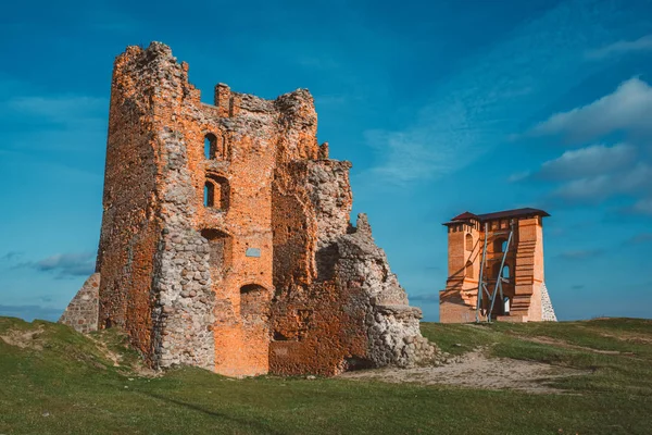 Ruinas de torres y castillo de Mindovg sobre fondo azul del cielo en la ciudad de Novogrudok, Bielorrusia . — Foto de Stock