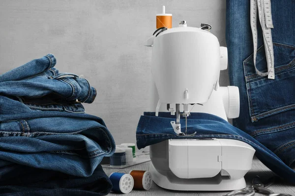 Sewing denim jeans on sewing machine in tailor workshop. — Stock Photo, Image