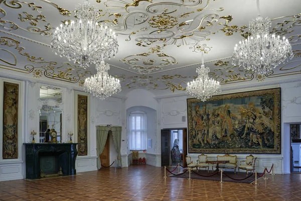 Mir, Belarus - 23-Ekim-2019: Mir Şatosu 'nda oturma odası, klasik salon alanı. Mir, Grodno bölgesi, Belarus.