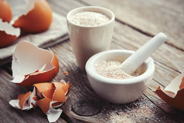 Mörser aus zerkleinerten Eierschalen, ganzen und pulverförmigen Eierschalen, natürlichem Calcium, Nährstoff. — Stockfoto