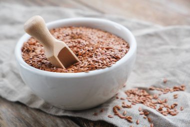 Beyaz kase keten tohumu, ahşap masada keten tohumu..