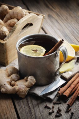 Limonlu ve tarçınlı zencefilli çay bardağı, zencefil kökü ve tarçın..
