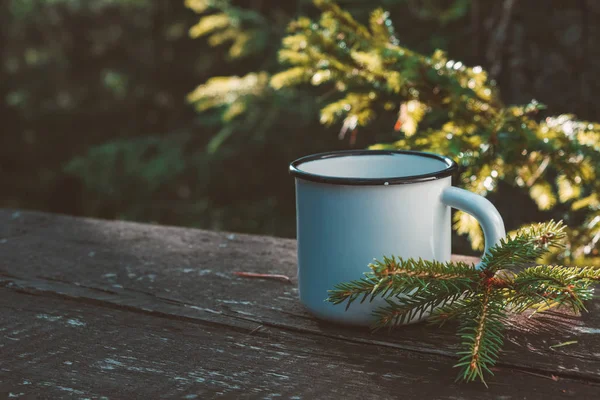 Smaltovaný šálek kávy nebo čaje na dřevěné desce v letním lese. — Stock fotografie