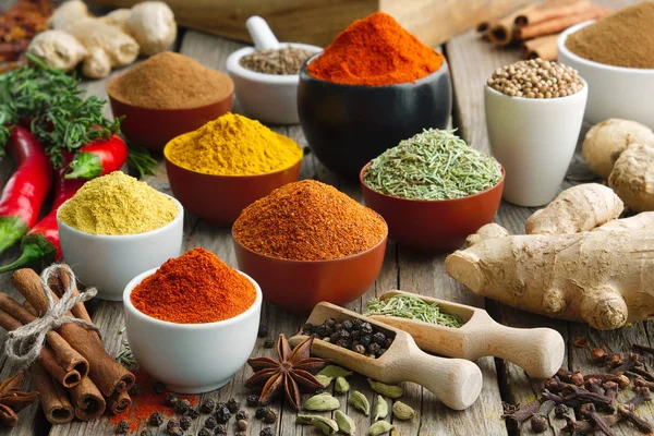 Çeşitli rengarenk baharatlar ve bitkiler. Yemek pişirmek için gerekli malzemeler. — Stok fotoğraf