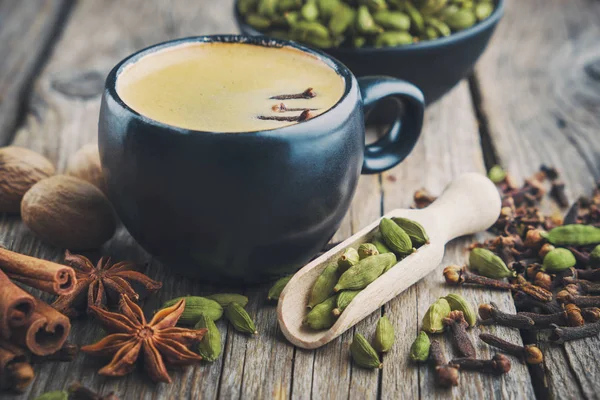Tasse gesunden ayurvedischen Masala-Tee oder Kaffee mit aromatischen Gewürzen. Zimtstangen, Kardamom, Piment und Anis. — Stockfoto