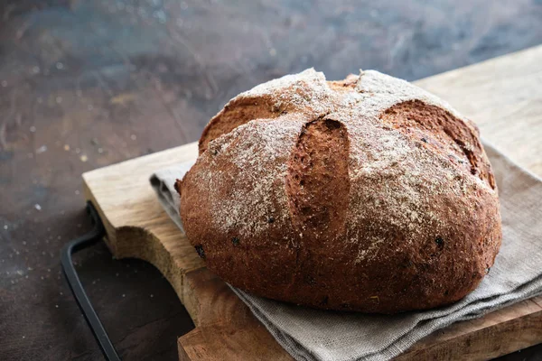 切菜板上新烤的面包 — 图库照片