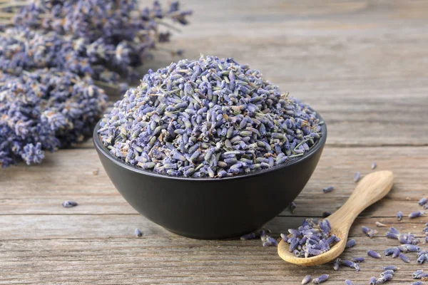 Tigela Preta Flores Secas Lavanda Molho Lavanda Mesa Madeira — Fotografia de Stock