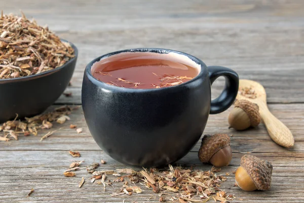 Tazza Tisana Corteccia Quercia Sana Ciotola Ceramica Nera Ghiande Sul — Foto Stock