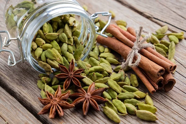 Jar Whole Cardamom Pods Cinnamon Sticks Cardamom Seeds Anise Stars — Stock Photo, Image