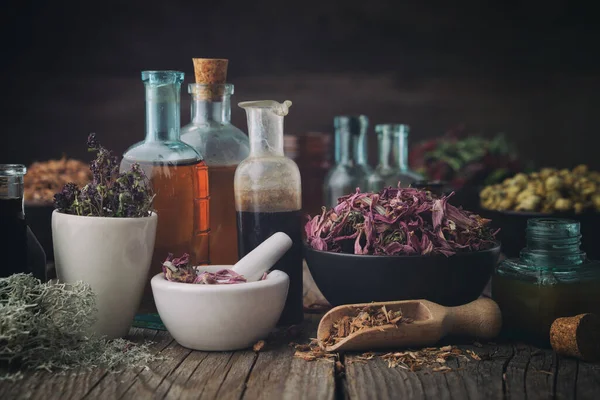 Flessen Gezonde Tinctuur Infusie Mortel Schaaltjes Geneeskrachtige Kruiden Houten Tafel — Stockfoto