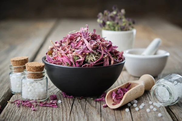 Flessen Homeopathische Bolletjes Gezonde Echinacea Bloemen Kom Mortels Houten Tafel — Stockfoto