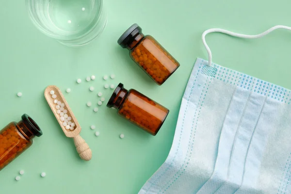 Homeopátiás Granulátumot Tartalmazó Palackok Vizes Üveg Gyógyszer Elkészítéséhez Védőorvosi Maszk — Stock Fotó