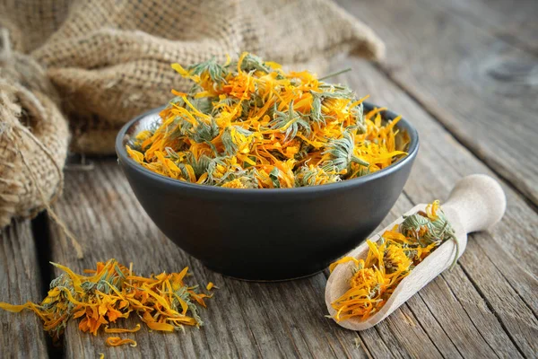 Gezonde Calendula Bloemen Schaal Houten Bolletje Droge Goudsbloemblaadjes Canvas Zak — Stockfoto