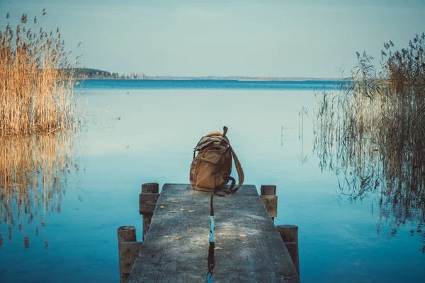 Ryggsäck Resenär Träbrygga Blå Sommarsjö — Stockfoto