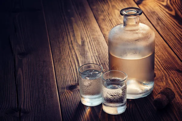 Vodka Flaska Och Två Glas Vodka Dryck Med Ett Träbord — Stockfoto