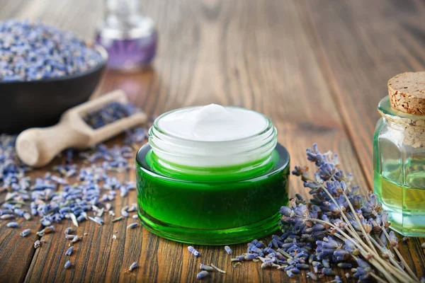 Crema Naturale Lavanda Mazzo Fiori Lavanda Essiccati Bottiglie Olio Essenziale — Foto Stock