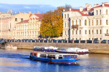 St. Petersburg nehirler üzerinde zevk tekneler