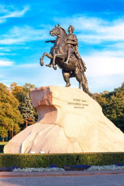 Aziz Isaac Katedrali önündeki büyük anıt, Sain.