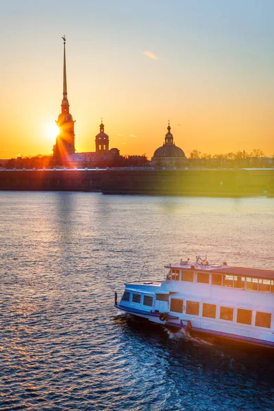 Петропавловская крепость и прогулочная лодка, Санкт-Петербург — стоковое фото