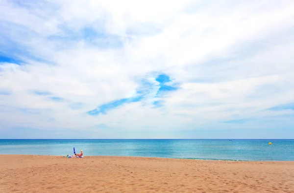 Mare disteso e un uomo solitario — Foto Stock