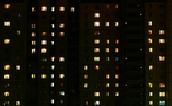 La luz en las ventanas de un edificio municipal por la noche —  Fotos de Stock