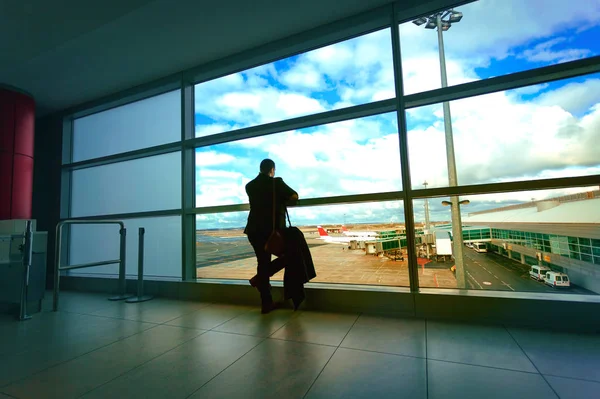 Muž v černém obleku, čekání na let — Stock fotografie