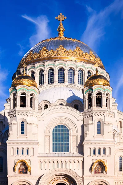 A vertical view of the domes of St. Nicholas Naval Cathedral in — Stock Photo, Image