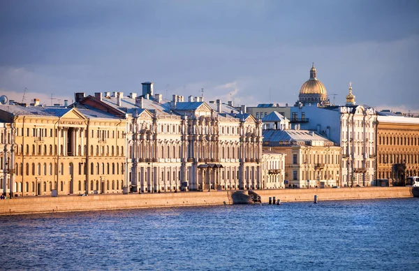 Belles maisons sur le remblai de la rivière Neva — Photo